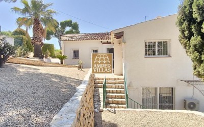 Красивая и просторная средиземноморская вилла с большими террасами.